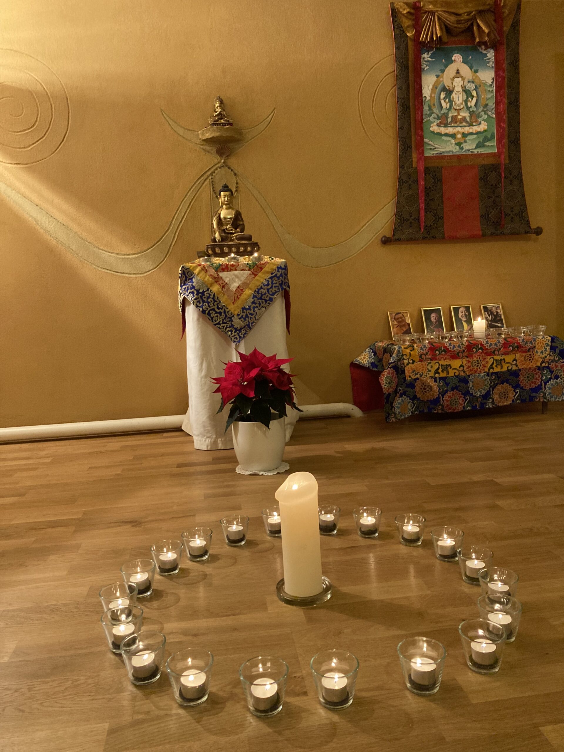 Tschenresi-Weltfriedensmeditation, Kerzenkreis im Meditationsraum